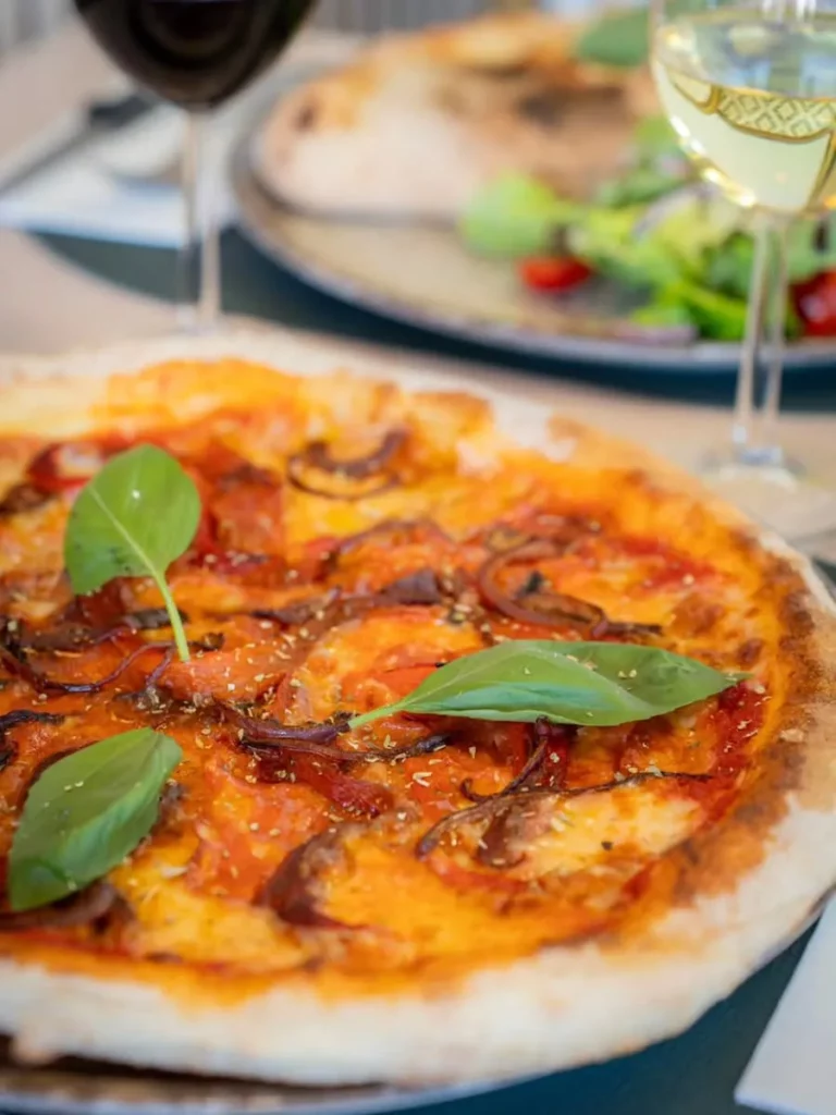 Pizza artisanale généreuse servie à la pizzeria La Vigie à Sète.