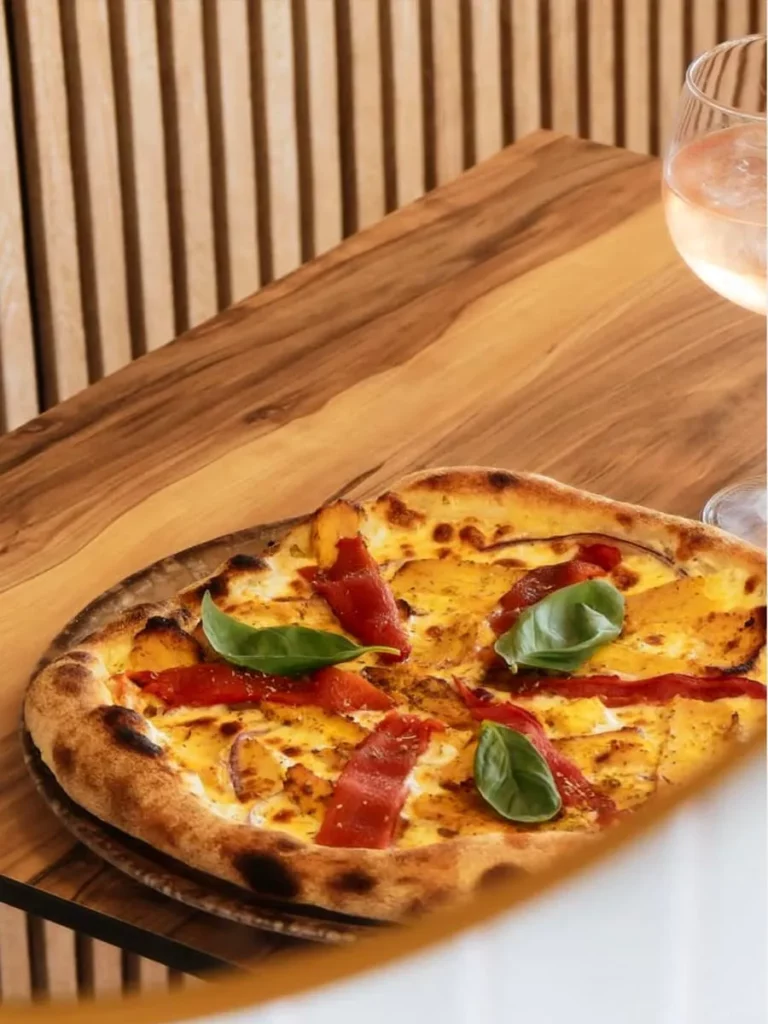 Pizza traditionnelle base tomate et mozzarella fior di latte à la Corniche.